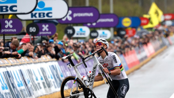 Okolo Flámska: Tretie, no najťažšie víťazstvo. Van der Poel nedal súperom šancu ani v daždi a vetre