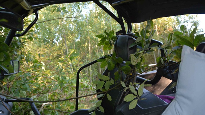 Štvorkolka, na ktorej sa prevrátil 11-ročný chlapec.