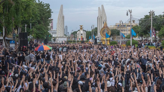 Lewis Hamilton oslavuje triumf v Barcelone.