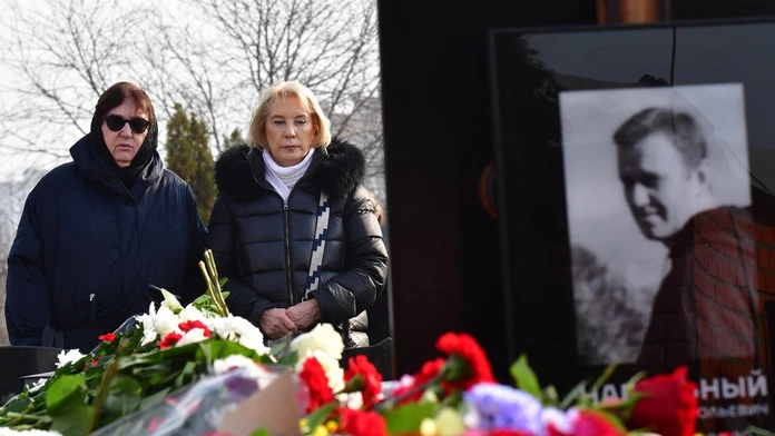Ľudia znova prichádzajú k hrobu Navaľného. Prišla tam aj jeho matka a jej svatka
