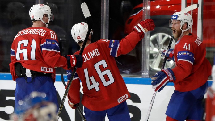 Patrick Thoresen sa raduje po svojom góle so spoluhráčmi Mathisom Olimbom a Aleksandrom Reichenbergom.