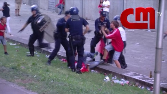 Zbili ho pred deťmi