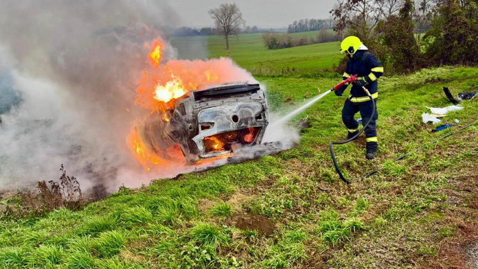 Na snímke auto po nehode v Nitrianskom kraji, ktoré zachvátili plamene.
