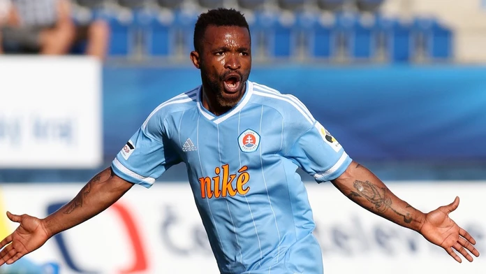 Divoký Afričan vyfackal legendu aj rozhodcu. Po prestupe do Slovana pózoval nahý, ponorený v peniazoch (príbeh)