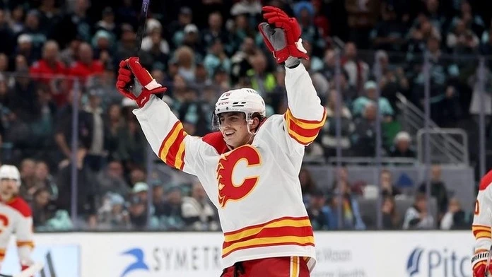 Buď pôjdeš k bitkárom, alebo na tribúnu. Šesť otrasov mozgu mu takmer zničilo kariéru. Slovák v NHL aj tak neuhne nikomu