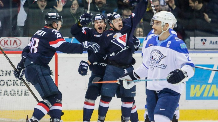 Hráči HC Slovan zľava Pavol Skalický, Andrej Šťastný a Patrik Lušňák sa tešia z gólu počas stretnutia KHL proti Barysu Astana.