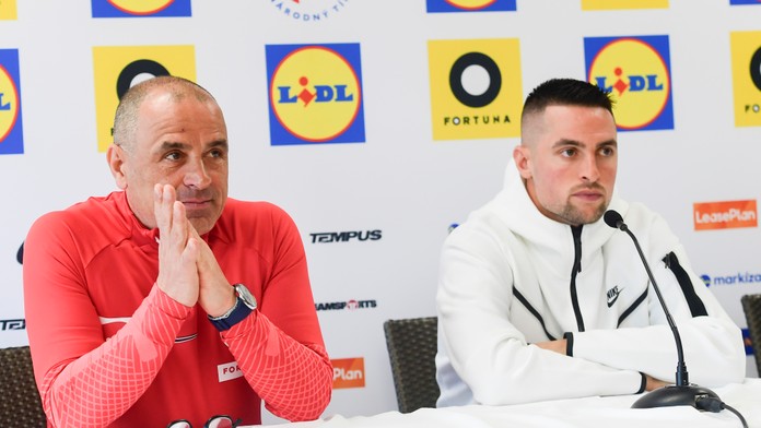 Francesco Calzona a Róbert Mak počas tlačovej konferencie pred zápasom v Nórsku
