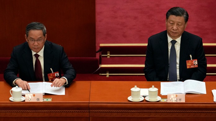 Čínsky prezident Si Ťin-pching  (vpravo) a čínsky vysoký predstaviteľ Li Čchiang.