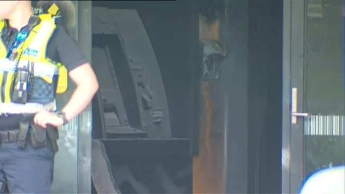Spálený bankomat v austrálskej banke, v ktorej sa podpálil muž.
