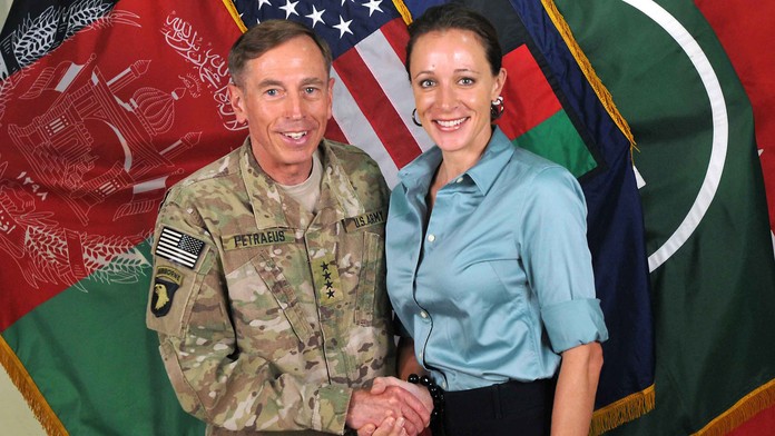 Šéf CIA David Petraeus si podáva ruku s autorkou svojho životopisu All In Paulou Broadwellovou. 