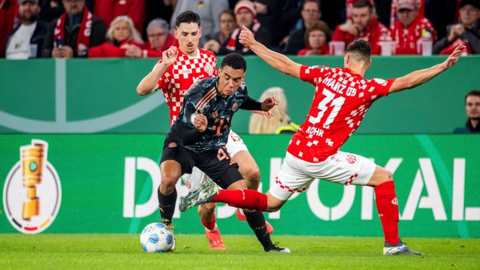 Bayern Mníchov postúpil v pohári vďaka hetriku Musialu. Union Berlín prekvapujúco vypadol