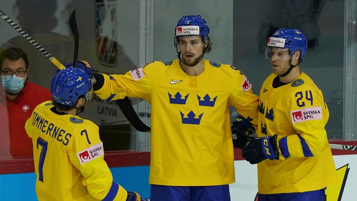 Švédi zľava Henrik Tommernes, Adrian Kempe a Oscar Lindberg oslavujú gól proti Švajčiarsku na MS 2021.
