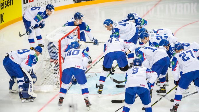 Na snímke slovenskí hokejisti