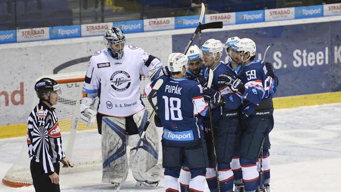 Hráči Vegas Golden Knights Reilly Smith a Jonathan Marchessault sa radujú po góle.