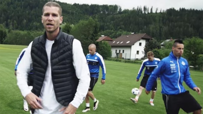 Majk Spirit pri nakrúcaní skladby Šampión v prípravnom kempe reprezentácie v Rakúsku.