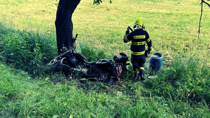 Tragický záver víkendu pri Rimavskej Sobote. Motorkár (†50) neprežil náraz do stromu