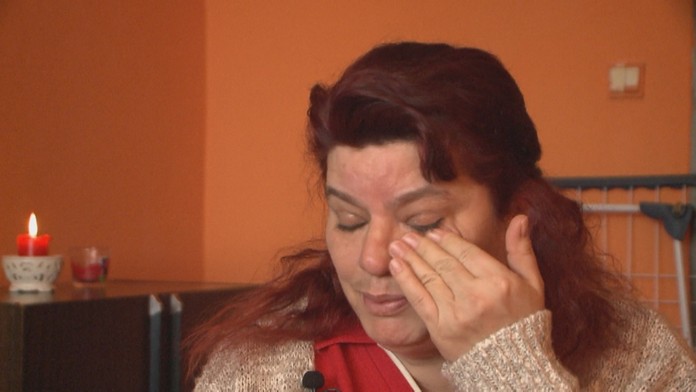 Žena "bojuje" s exekútorom.