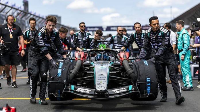 Šesťkrát si vymenili vedenie, celkom zábava, vravel Hamilton. Šprint v Číne ovládol bezchybný Russell