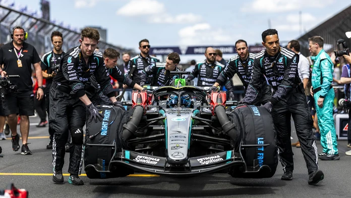 Šesťkrát si vymenili vedenie, celkom zábava, vravel Hamilton. Šprint v Číne ovládol bezchybný Russell