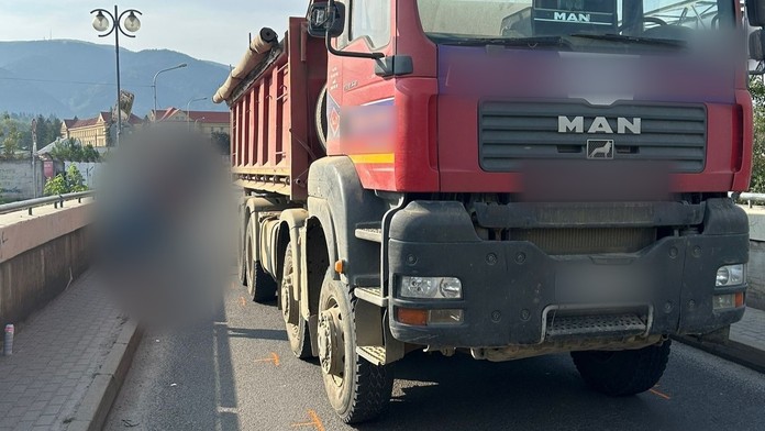 Zrážka cyklistu s nákladiakom v Martine. 