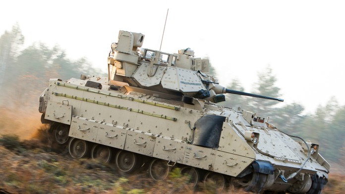 USA a Nemecko plánujú poslať Ukrajine vojenskú pomoc, súčasťou budú aj obrnené vozidlá Bradley