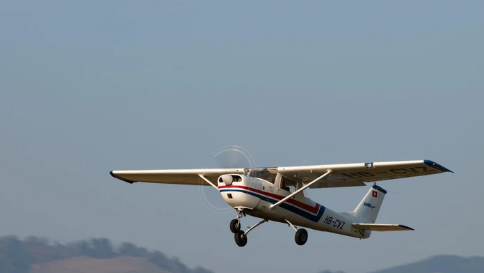 „Vieš, čo máš robiť, pokračuj.“ Pilot vyskočil z lietadla počas letu, pristáť musela študentka