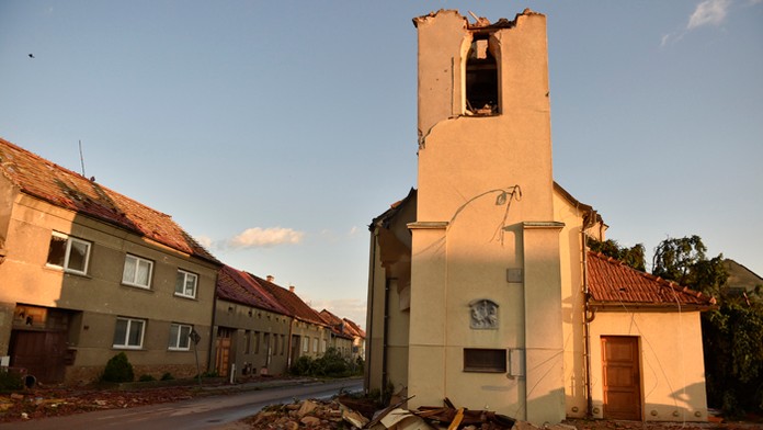 Zničený kostol v obci Hruška.
