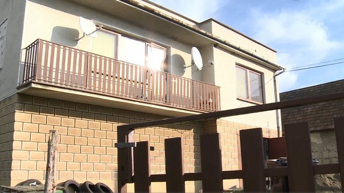 Hororový víkend rodiny s deťmi neďaleko Levíc. Do domu im vtrhli muži a zbili ich