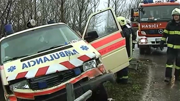 Sanitka skončila v priekope