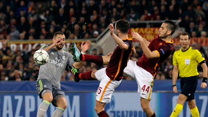  Hráči AS Rím Miralem Pjanič (v strede) a Konstantinos Manolas (vpravo) v súboji s Karimom Benzemom (Real) v osemfinále LM.