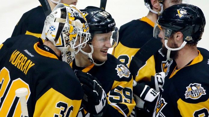 Zľava hráči Penguins - brankár Matt Murray, Jake Guentzel a Brian Dumoulin sa tešia z víťazstva.