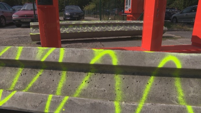 Výjazd doslova zabarikádovali.