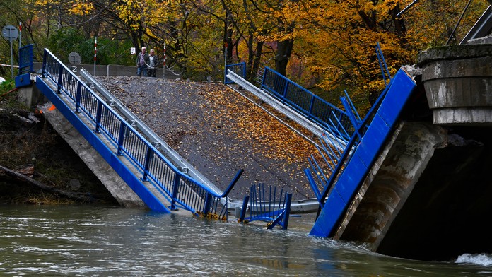 Cestný most cez rieku Hornád medzi Kysakom a Veľkou Lodinou v okrese Košice-okolie sa zrútil do Hornádu.