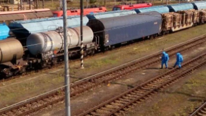 Na železničnej stanici v Štúrove z vozňa uniká kyselina dusičná.