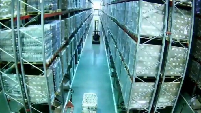 VIDEO: Zamestnanec veľkoskladu omylom drgol do regálu. Domino efekt spôsobil obrovskú spúšť