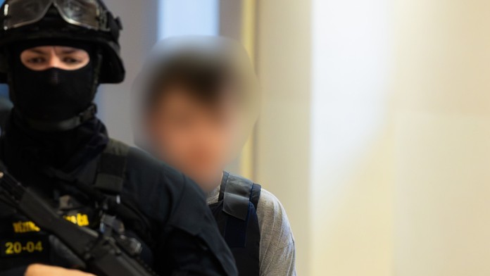 Mal myšlienky, že niekoho zabije. Tínedžer v Česku dostal za vraždu dvoch predavačiek deväť rokov väzenia