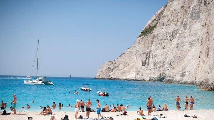 Na svetoznámu grécku pláž sa turisti toto leto nedostanú. Hrozí tam nebezpečenstvo
