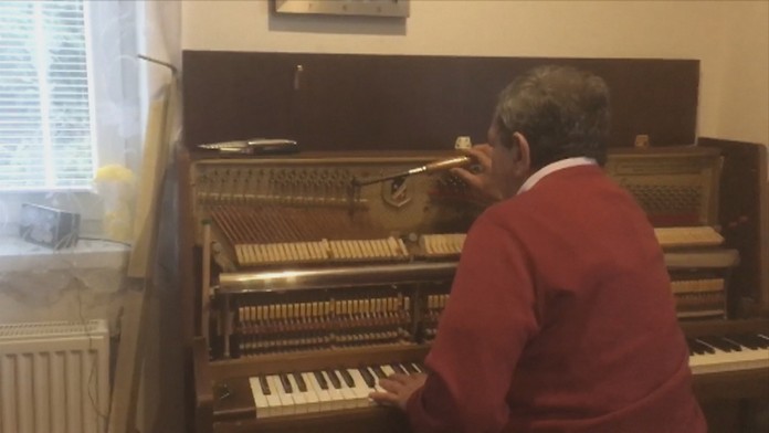 Falošný ladič nástrojov.