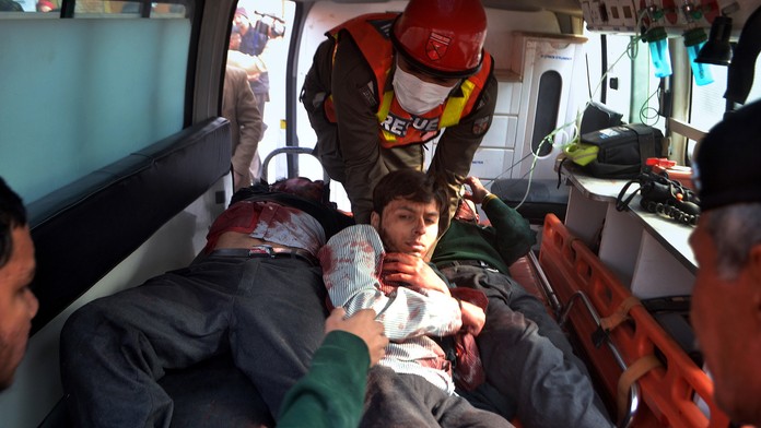 Z pakistanskej školy odvážajú zranených.