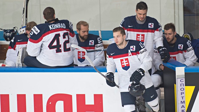 Na snímke zľava brankár Branislav Konrád, Tomáš Marcinko, Martin Réway, Patrik Lušňák a Martin Bakoš pred spoločným fotením na M