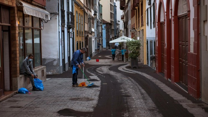 Obyvatelia čistia ulicu od popola zo sopky La Cumbre Vieja na španielskom ostrove La Palma.