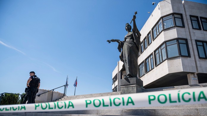 Polícia prehľadáva budovu parlamentu, kde nahlásili bombu.