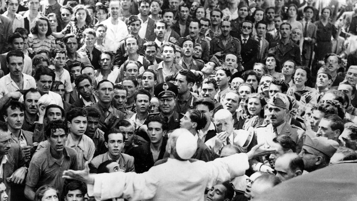 Ľudia počúvajú prejav nemeckého prezidenta Steilemiera počas spomienky na obete streľby v Hanau.