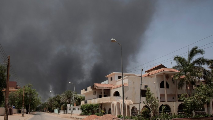 Sudán zažíva boje medzi dvoma súperiacimi generálmi.