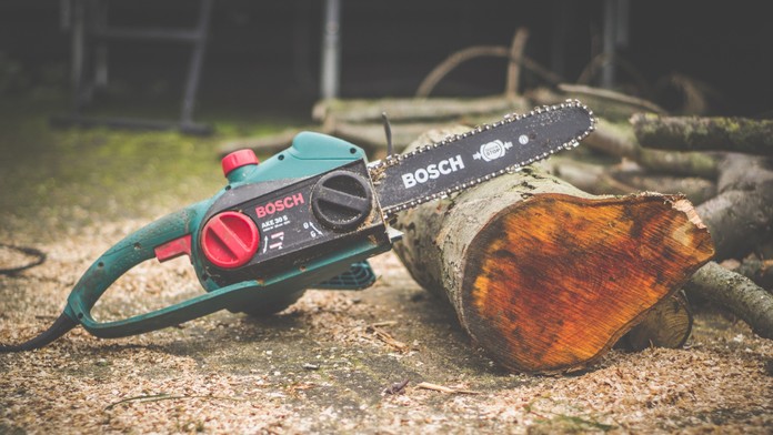 Najprv ich chcel zastreliť, potom rozrezať. Rodina neďaleko Trenčína prežila nočnú moru