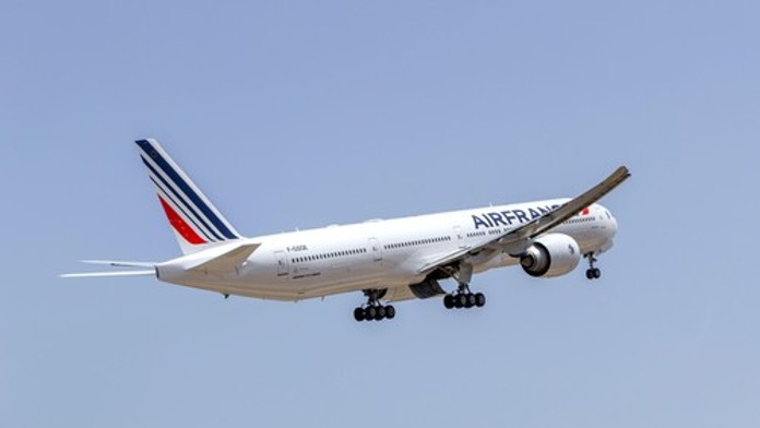 Repatriačný let sa musel otočiť uprostred misie. Na oblasť mierili rakety