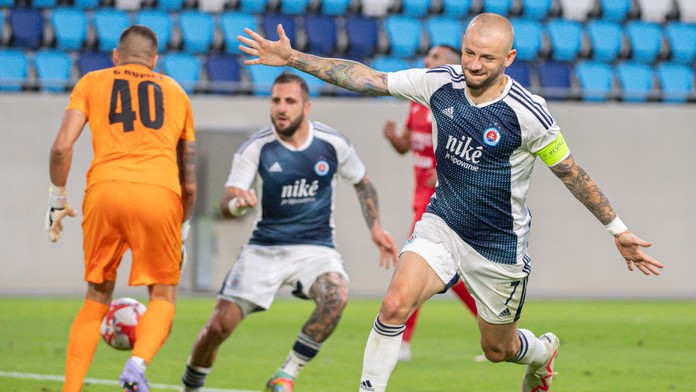 Weiss oslávil stý duel za Slovan dvoma gólmi. Slovan tak posunul do ďalšieho predkola Ligy majstrov