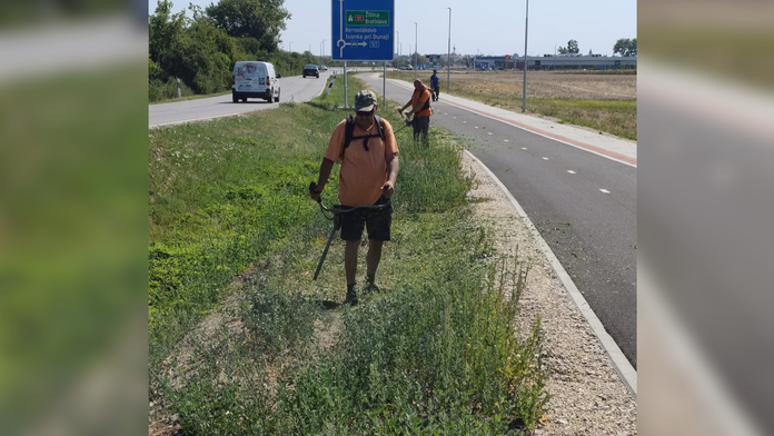 V horúčavách kosia už od šiestej ráno. Starostka chváli pracovníkov, obyvatelia sa búria