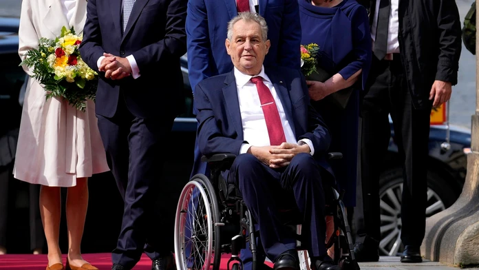 Na archívnej snímke z 26. augusta český prezident Miloš Zeman víta nemeckého prezidenta Franka-Waltera Steinmeiera na Pražskom h