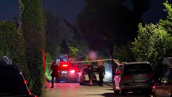 Na snímke polícia na mieste vraždy v Senci.